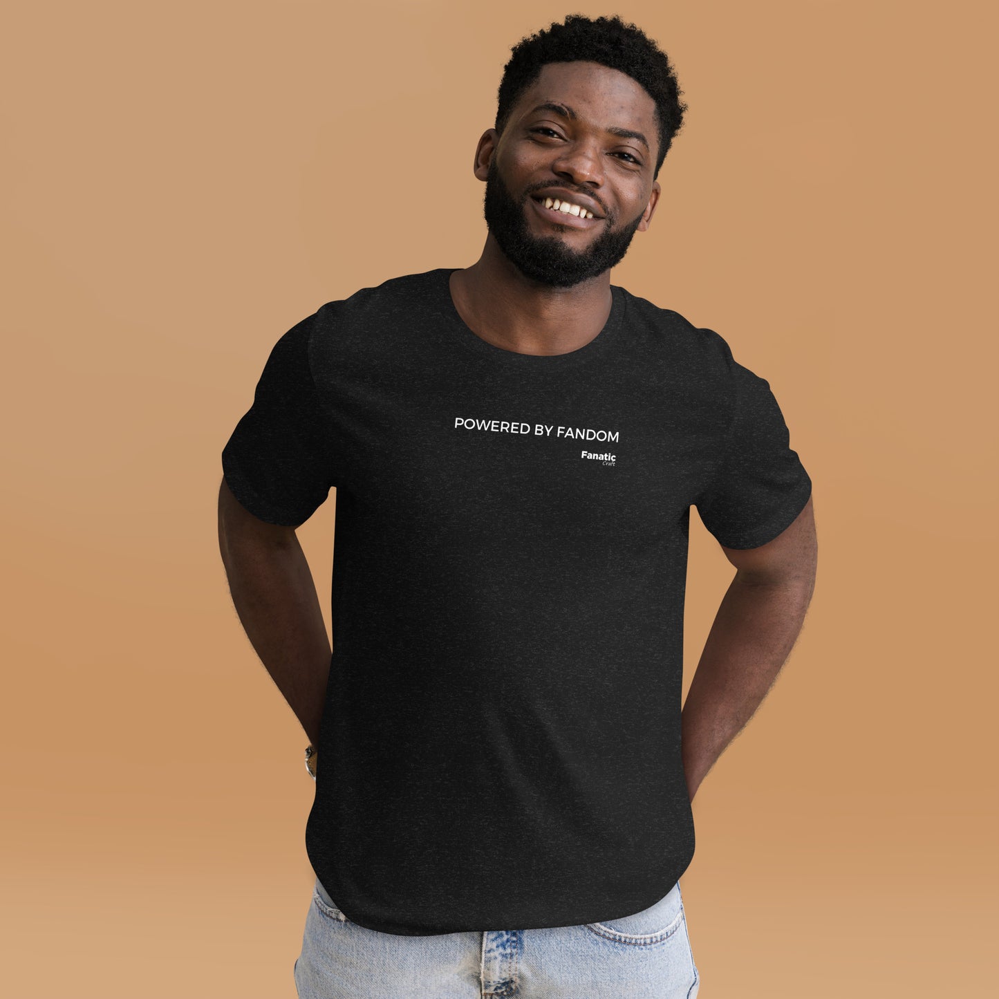 „Powered by Fandom“ Unisex-T-Shirt