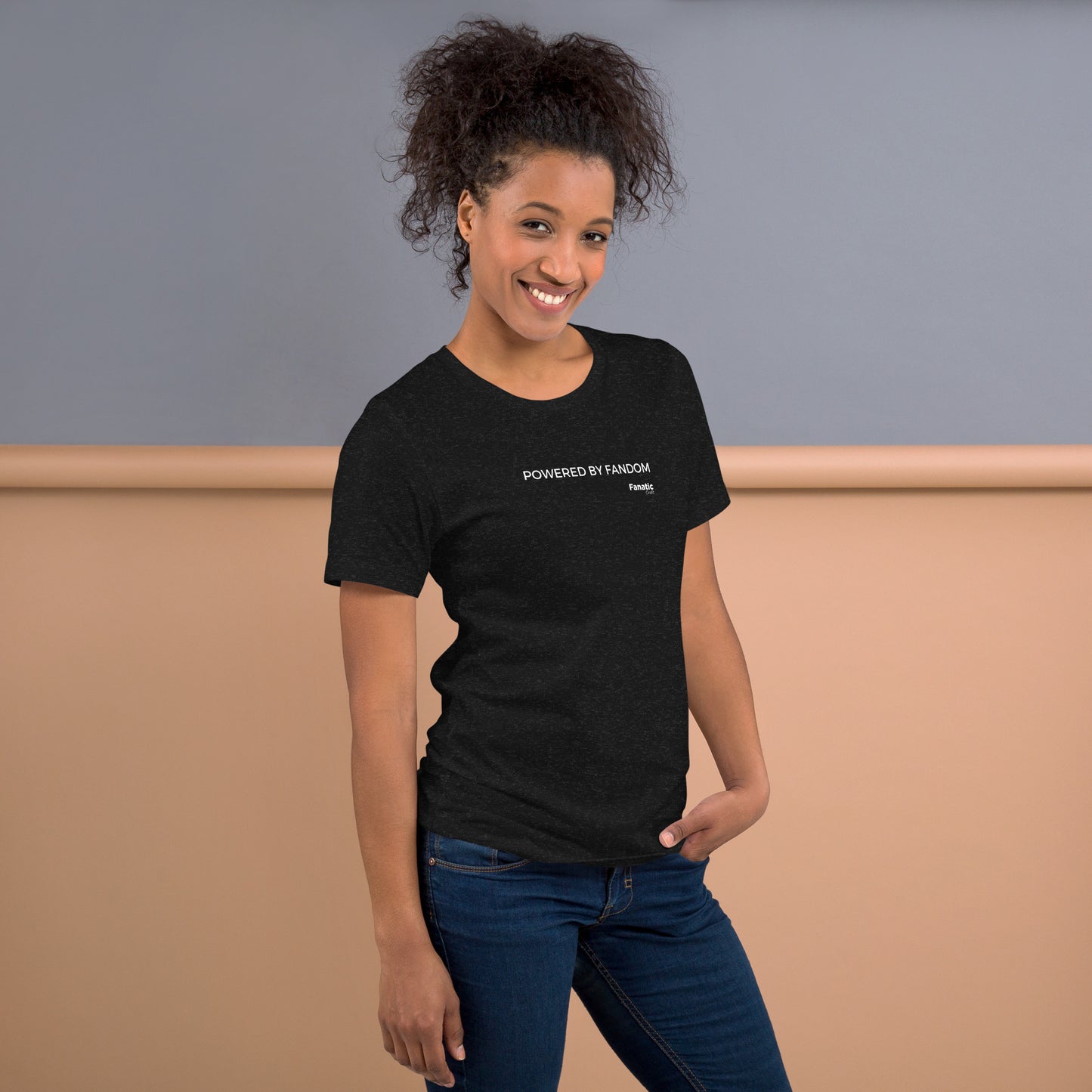 „Powered by Fandom“ Unisex-T-Shirt