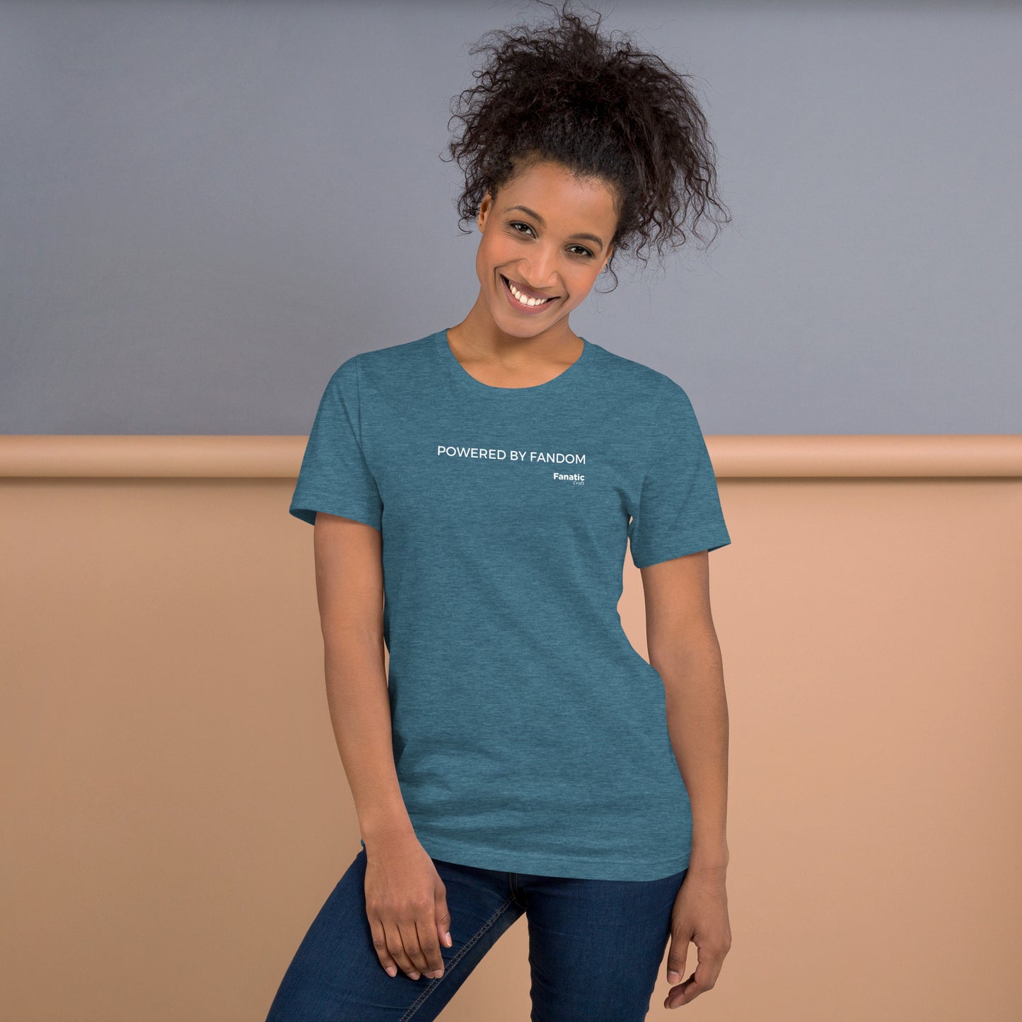 „Powered by Fandom“ Unisex-T-Shirt